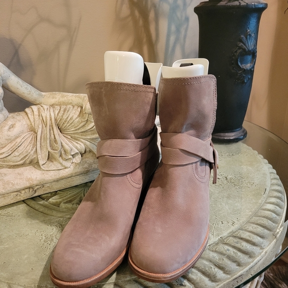 Ugg Elora Suede Ankle Boot in Nubuck size 8.5 #457 - Picture 15 of 16